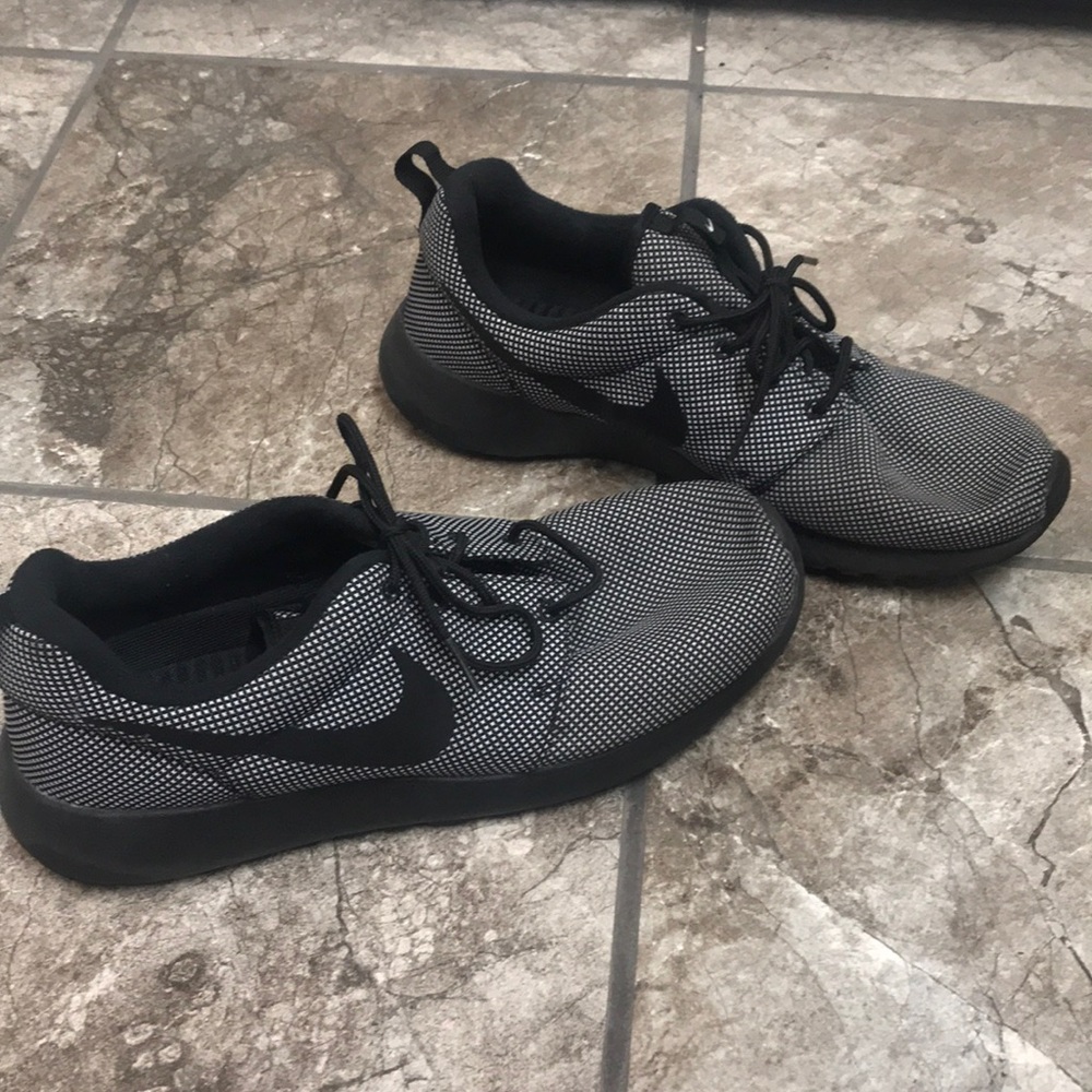 Men’s Nikes Roshes